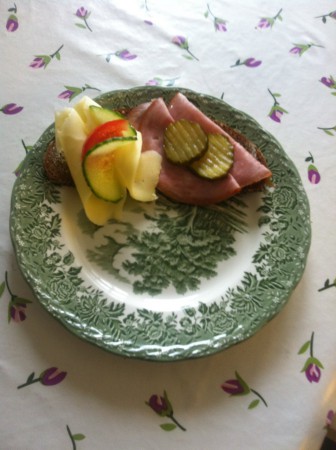 Grovt Bröd med Ost och Leverpastej